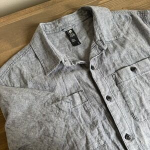 Mountain Hardwear Men's Large Blue White Pinstripe Short Sleeve Button Up Shirt